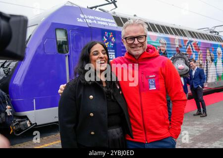 Oslo 20241018. Die norwegische Kulturministerin Lubna Jaffery (AP) und Aage Skinstad vor dem Ski-WC-Zug in Oslo S. SJ Norway sind Partner für das Ski-WC in Trondheim 2025. In diesem Zusammenhang wurde ein separater Ski-WM-Zug gebaut, bei dem die Lokomotive mit einem Ski-WM-Motiv versehen wurde. Foto: Terje Bendiksby / NTB Stockfoto