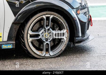 Hockenheim, Deutschland. Oktober 2024. Defekter Reifen; Symbolbild, 19.10.2024, Hockenheim (Deutschland), Motorsport, NXT Gen Cup, Finale Hockenheimring 2024 Credit: dpa/Alamy Live News Stockfoto