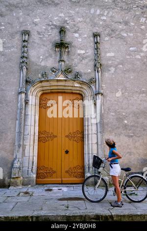 Frankreich, Cher (18), Saint-Satur, Saint-Pierre de Saint-Satur (ehemalige Abteikirche Saint Guinefort), Flusstourismus am Seitenkanal der Loire Stockfoto