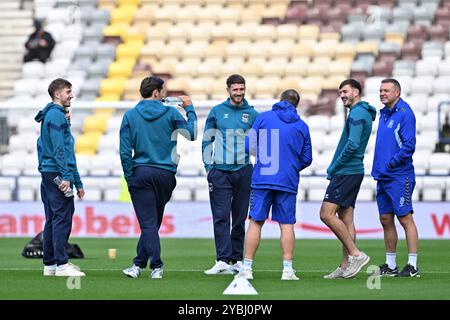 Die Spieler von Coventry City lächeln alle, wenn sie das Feld vor dem Sky Bet Championship Match Preston North End gegen Coventry City in Deepdale, Preston, Großbritannien, 19. Oktober 2024 besichtigen (Foto: Cody Froggatt/News Images) Stockfoto