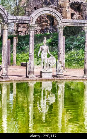 Griechische Statue von Ares mit Blick auf die alten Pool aufgerufen, Canopus, in der Villa Adriana (die Hadriansvilla), Tivoli, Italien Stockfoto