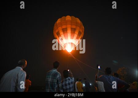 Neu-Delhi, Indien. Oktober 2024. NEW DELHI, INDIEN - 18. OKTOBER: Die Menschen genießen den Start eines Heißluftballons während des 1. Ballonfestes 2024 von Bharat Manch am Bhalswa Lake am 18. Oktober 2024 in New Delhi, Indien. (Foto: Sanchit Khanna/Hindustan Times/SIPA USA) Credit: SIPA USA/Alamy Live News Stockfoto