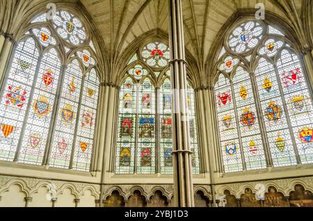 LONDON - 28. MAI: Buntglasfenster in der Westminster Abbey, London, Großbritannien, 28. Mai 2015. Die Abtei war der traditionelle Ort der Krönung und Stockfoto