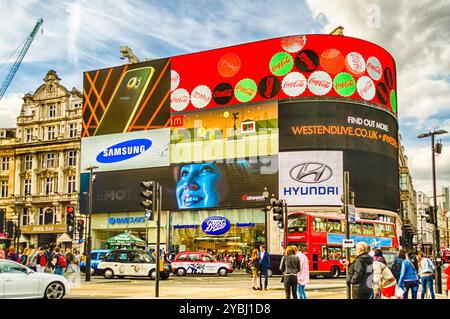 LONDON - 28. MAI: Beleuchtete Schilder im Piccadilly Circus am 28. Mai 2015 in London. Die Website verfügt über sechs beleuchtete Werbeflächen, die über drei große Bildschirme sind Stockfoto