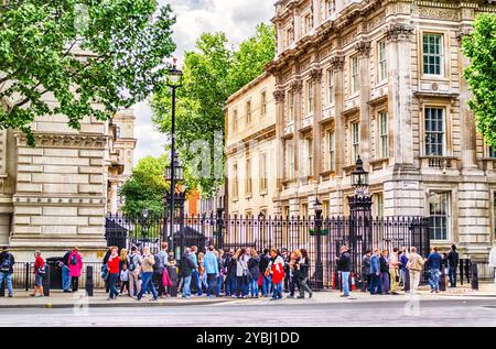 LONDON 28. MAI: Touristen vor dem Tor der Downing Street in London am 28. Mai 2015. 10 Downing Street ist das offizielle Büro der britischen Prime mi Stockfoto