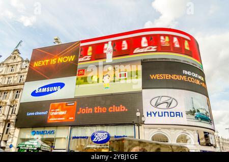 LONDON - 28. MAI: Beleuchtete Schilder im Piccadilly Circus am 28. Mai 2015 in London. Die Website verfügt über sechs beleuchtete Werbeflächen, die über drei große Bildschirme sind Stockfoto