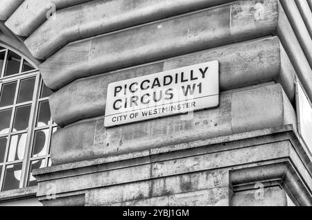 LONDON - 28. MAI: Schild für Piccadilly Circus am 28. Mai 2015 in London, Großbritannien. Das Circus liegt in der Nähe der großen Einkaufs- und Unterhaltungsviertel im Westen Stockfoto