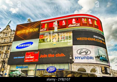 LONDON - 28. MAI: Beleuchtete Schilder im Piccadilly Circus am 28. Mai 2015 in London. Die Website verfügt über sechs beleuchtete Werbeflächen, die über drei große Bildschirme sind Stockfoto