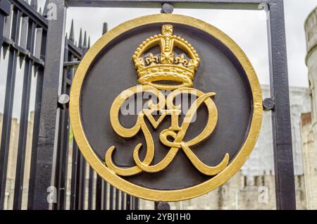 LONDON - 29. MAI: Royal Crest am 29. Mai 2015 an einem Tor im Tower of London. Der Tower of London ist die Heimat der Kronjuwelen von England Stockfoto