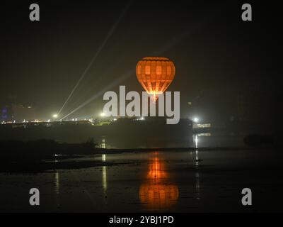 Neu-Delhi, Indien. Oktober 2024. NEW DELHI, INDIEN - 18. OKTOBER: Die Menschen genießen den Start eines Heißluftballons während des 1. Ballonfestes 2024 von Bharat Manch am Bhalswa Lake am 18. Oktober 2024 in New Delhi, Indien. (Foto: Sanchit Khanna/Hindustan Times/SIPA USA) Credit: SIPA USA/Alamy Live News Stockfoto