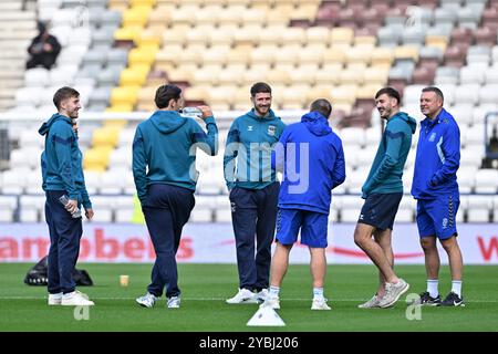 Preston, Großbritannien. Oktober 2024. Die Spieler von Coventry City lächeln alle, wenn sie das Feld vor dem Sky Bet Championship Match Preston North End gegen Coventry City in Deepdale, Preston, Großbritannien, 19. Oktober 2024 (Foto: Cody Froggatt/News Images) in Preston, Großbritannien, am 19. Oktober 2024 besichtigen. (Foto: Cody Froggatt/News Images/SIPA USA) Credit: SIPA USA/Alamy Live News Stockfoto