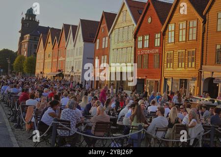 7. September 2024 Bergen, Norwegen Einheimische und Touristen genießen die warme Spätsommersonne in den Bars und Restaurants vor dem farbenfrohen Converte Stockfoto