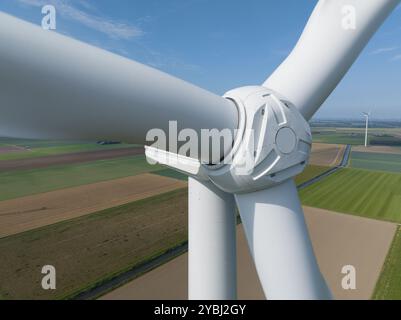 Nahaufnahme der Windkraftanlage, Erzeugung grüner, nachhaltiger Energie in den Niederlanden. Stockfoto