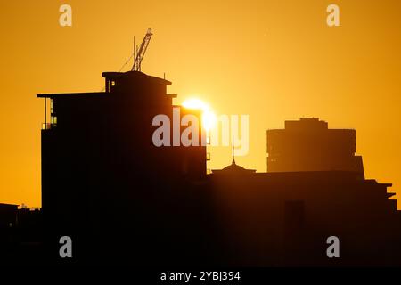 Sonnenaufgang hinter City Island & Bridgewater Place in Leeds, West Yorkshire, Großbritannien Stockfoto