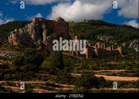 Mittelalterliches Schloss Loarre in Loarre, Huesca, Aragon, Spanien, von Südwesten aus gesehen. Die Burg ist eine romanische Festung, die in den 1000er Jahren in den Ausläufern der Pyrenäen auf einem fast uneinnehmbaren Felsvorsprung etwa 1.070 m (3.510 ft) über dem Meeresspiegel errichtet wurde. Es war zunächst eine königliche Residenz und später ein Augustinerkloster, das Ende der 1000er Jahre durch König Sancho Ramírez I. von Aragon erweitert wurde. Im Vordergrund befinden sich lombardische Burgmauern, die Ende der 1300er Jahre hinzugefügt wurden Das Zentrum ist ein Albarrana-Turm, der von Muslimen erbaut wurde und der vermutlich der Turm einer Moschee ist, die vor Jahrhunderten verschwunden ist. Stockfoto