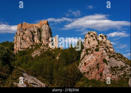 Mittelalterliches Schloss Loarre in Loarre, Huesca, Aragon, Spanien, von Westen aus gesehen. Die Burg ist eine romanische Festung, die in den 1000er Jahren in den Ausläufern der Pyrenäen auf einem fast uneinnehmbaren Felsvorsprung etwa 1.070 m (3.510 ft) über dem Meeresspiegel errichtet wurde. Es war zunächst eine königliche Residenz und später ein Augustinerkloster, das Ende der 1000er Jahre durch König Sancho Ramírez I. von Aragon erweitert wurde. In der Mitte dieses Bildes ist der Gipfel und die kleine Kuppel eines Albarranaturms zu sehen, der von Muslimen erbaut wurde und der vermutlich der Turm einer Moschee ist, die vor Jahrhunderten verschwunden ist. Stockfoto