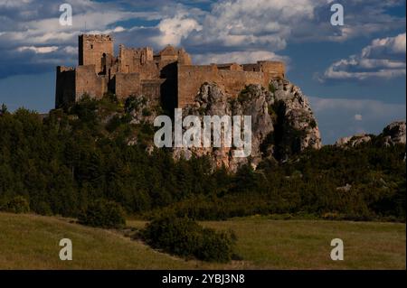 Mittelalterliches Schloss Loarre in Loarre, Huesca, Aragon, Spanien, von Nordwesten aus gesehen. Die Burg ist eine romanische Festung, die in den 1000er Jahren in den Ausläufern der Pyrenäen auf einem fast uneinnehmbaren Felsvorsprung etwa 1.070 m (3.510 ft) über dem Meeresspiegel errichtet wurde. Es war zunächst eine königliche Residenz und später ein Augustinerkloster, das Ende der 1000er Jahre durch König Sancho Ramírez I. von Aragon erweitert wurde. Stockfoto