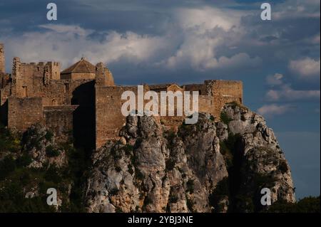 Mittelalterliches Castillo de Loarre in Loarre, Huesca, Aragon, Spanien, von Nordwesten aus gesehen. Auf der linken Seite befindet sich der Gipfel eines quadratischen Schlachtturms, der Torre de la Reina (Turm der Königin) und die achteckige Kuppel der Inglesia de San Pedro (Peterskirche). Die Burg ist eine romanische Festung, die in den 1000er Jahren in den Ausläufern der Pyrenäen auf einem fast uneinnehmbaren Felsvorsprung etwa 1.070 m (3.510 ft) über dem Meeresspiegel errichtet wurde. Es war zunächst eine königliche Residenz und später ein Augustinerkloster, das Ende der 1000er Jahre durch König Sancho Ramírez I. von Aragon erweitert wurde. Stockfoto