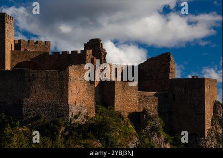 Mittelalterliches Castillo de Loarre in Loarre, Huesca, Aragon, Spanien, von Nordwesten aus gesehen. Die Burg ist eine romanische Festung, die in den 1000er Jahren an der Grenze zwischen christlichen und muslimischen Gebieten errichtet wurde. Er befindet sich in einer strategischen Lage auf einem fast uneinnehmbaren Felsvorsprung etwa 1.070 m (3.510 ft) über dem Meeresspiegel. Es war zunächst eine königliche Residenz und später ein Augustinerkloster, das Ende der 1000er Jahre durch König Sancho Ramírez I. von Aragon erweitert wurde. Stockfoto