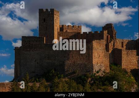 Mittelalterliches Castillo de Loarre in Loarre, Huesca, Aragon, Spanien, von Nordwesten aus gesehen. Die Burg ist eine romanische Festung, die in den 1000er Jahren an der Grenze zwischen christlichen und muslimischen Gebieten errichtet wurde. Er befindet sich in einer strategischen Lage auf einem fast uneinnehmbaren Felsvorsprung etwa 1.070 m (3.510 ft) über dem Meeresspiegel. Auf der linken Seite befindet sich ein quadratischer Schlachtturm, der Torre de la Reina (Turm der Königin). Stockfoto