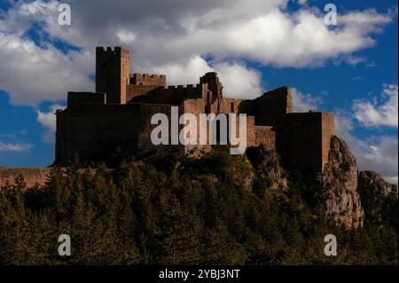 Mittelalterliches Castillo de Loarre in Loarre, Huesca, Aragon, Spanien, von Nordwesten aus gesehen. Die Burg ist eine romanische Festung, die in den 1000er Jahren in strategischer Lage auf einem fast uneinnehmbaren Felsvorsprung etwa 1.070 m (3.510 ft) über dem Meeresspiegel erbaut wurde. Auf der linken Seite befindet sich ein quadratischer Schlachtturm, der Torre de la Reina (Turm der Königin). Stockfoto