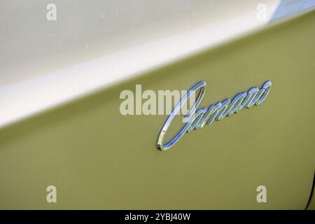 Sonnenlicht reflektiert auf dem chevrolet camaro z28 Logo eines klassischen amerikanischen Muscle Car Stockfoto