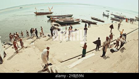 Varanasi, Uttar Pradesh, Indien. Indische Männer nehmen ihr Morgenbad im heiligen Wasser des Ganges. Pilger, die morgens baden und beten Stockfoto