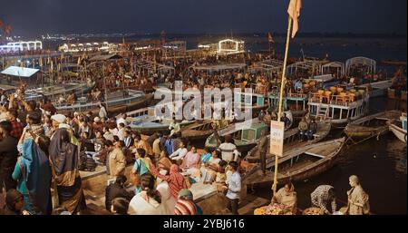 Varanasi, Uttar Pradesh, Indien. Viele Leute auf Booten warten, beginnen nachts die Ganga Maha Aarti Zeremonie auf Dashashwamedh Ghat. Nachtbeleuchtung Stockfoto