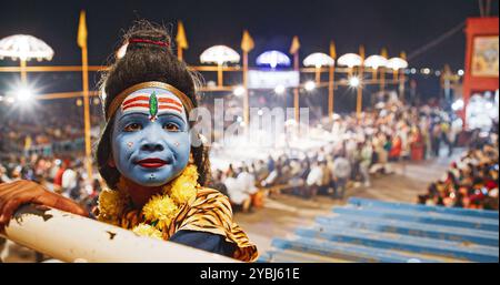 Varanasi, Uttar Pradesh, Indien. Bettler betteln in der Nachtstraße um Geld. Stockfoto