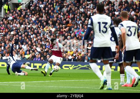 Tottenham Hotspur Stadium, London, Großbritannien. Oktober 2024. Premier League Football, Tottenham Hotspur gegen West Ham United; Mohammed Kudus von West Ham United schießt und erzielt 0-1 in der 18. Minute Credit: Action Plus Sports/Alamy Live News Stockfoto