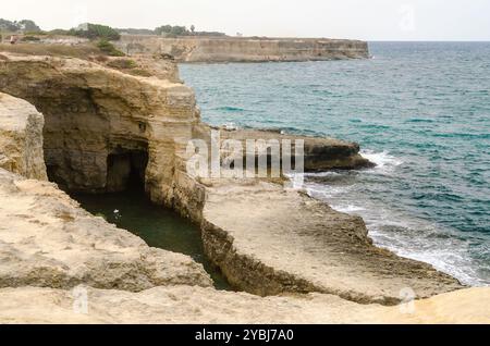 Malerischer Blick auf den felsigen Klippen in Torre Sant Andrea Stadt, Salento, Apulien, Italien Stockfoto