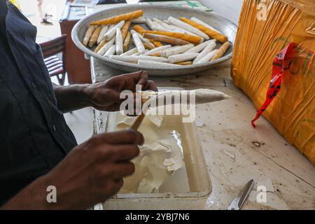 Fischblasen werden für den Verkauf vorbereitet. Stockfoto