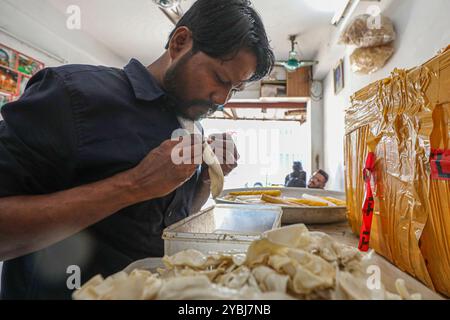 Fischblasen werden für den Verkauf vorbereitet. Stockfoto