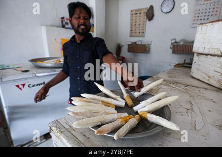 Fischblasen werden für den Verkauf vorbereitet. Stockfoto
