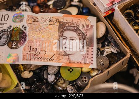 Britische 10-Pfund-Scheine Barzahlung im Geschäft Stockfoto
