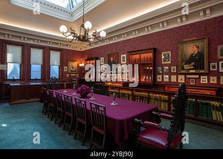 FAMOS Long Room im James Purdey & Sons Gun Shop, Mayfair, London, England Stockfoto