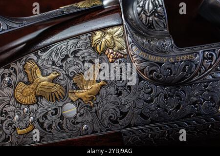 Detail mit James Purdey & Sons Doppelgewehr mit Gravur im James Purdey & Sons Gun Shop, Mayfair, London, England Stockfoto