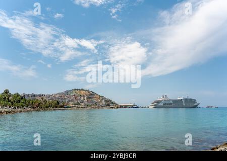 Die Küste von Kusadasi in der Provinz Aydin an einem sonnigen Tag Stockfoto