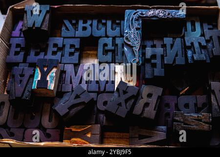 Nahaufnahme der Alphabete und zahlen Buchdruck in Fach in der Werkstatt Stockfoto