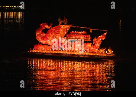 Luang Prabang. Oktober 2024. Dieses Foto, aufgenommen am 18. Oktober 2024, zeigt ein leichtes Boot, das den Mekong entlang in Luang Prabang, Laos, schwimmt. Während des Boun Lai Heua Fai Festivals schmückten die Menschen die Stadt mit Laternen, zogen mit großen Drachenbooten und kleinen „Booten“ aus Bananenbäumen, die Blumen, Weihrauch und Kerzen den Mekong hinunter trugen, um Unglück davontreiben zu lassen und viel Glück hereinströmen zu lassen. Quelle: Kaikeo Saiyasane/Xinhua/Alamy Live News Stockfoto