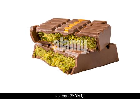 Dubai Chocolate Bar mit grünem Kadayif und Erdnussbutter auf weißem Hintergrund Stockfoto