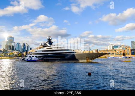 Die 122 Meter lange Superyacht Kismet lag an der Themse, London, Großbritannien. Die Superyacht wurde von dem milliardenschweren Geschäftsmann und Sporttycoon Shahid Khan in Auftrag gegeben. Zu den Annehmlichkeiten gehören ein balinesisch inspiriertes Spa mit Kryotherapie-Kammer, Chromotherapie-Badewanne und ein eigenes Fitnessstudio und Yoga-Studio mit eigener Saftbar. Kamine, deckenhohe Glasflächen und aufwändige Farben und Marmordetails sind ebenfalls durchgehend vorhanden. Die Yacht kann ab 3.000.000 € pro Woche gechartert werden, was sie zu einer der teuersten Yachten auf dem Chartermarkt macht. Stockfoto