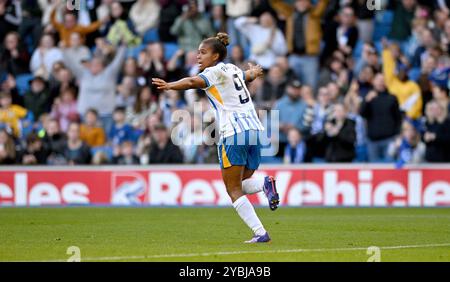 Brighton Großbritannien 19. Oktober 2024 - Nikita Parris aus Brighton feiert, nachdem sie ihr erstes Tor während des Barclays Women's Super League-Fußballspiels zwischen Brighton & Hove Albion und Manchester United im American Express Stadium erzielt hat, Brighton : Credit Simon Dack /TPI/ Alamy Live News Stockfoto