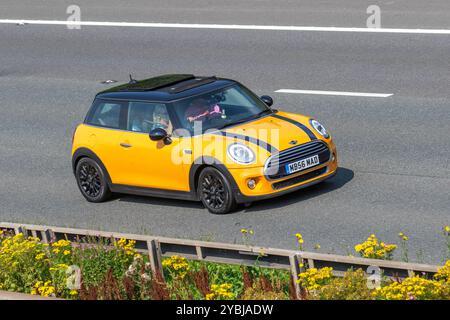 2014 Yellow Mini Cooper Auto Steptronic Auto Orange Auto Fatchback Benzinmotor 1499 ccm auf der M6 Autobahn UK Stockfoto