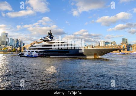 Die 122 Meter lange Superyacht Kismet lag an der Themse, London, Großbritannien. Die Superyacht wurde von dem milliardenschweren Geschäftsmann und Sporttycoon Shahid Khan in Auftrag gegeben. Zu den Annehmlichkeiten gehören ein balinesisch inspiriertes Spa mit Kryotherapie-Kammer, Chromotherapie-Badewanne und ein eigenes Fitnessstudio und Yoga-Studio mit eigener Saftbar. Kamine, deckenhohe Glasflächen und aufwändige Farben und Marmordetails sind ebenfalls durchgehend vorhanden. Die Yacht kann ab 3.000.000 € pro Woche gechartert werden, was sie zu einer der teuersten Yachten auf dem Chartermarkt macht. Stockfoto