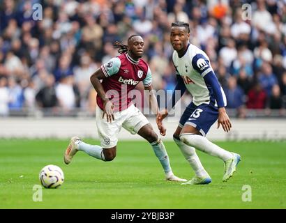 Aaron Wan-Bissaka von West Ham United und Tottenham Hotspur Destiny Udogie (rechts) kämpfen um den Ball während des Premier League-Spiels im Tottenham Hotspur Stadium in London. Bilddatum: Samstag, 19. Oktober 2024. Stockfoto