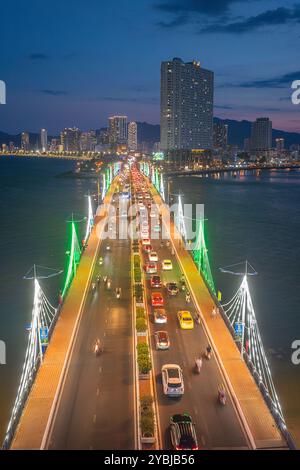 28. April 2024: Tran Phu Bridge in Nha Trang City, Vietnam bei Nacht Stockfoto