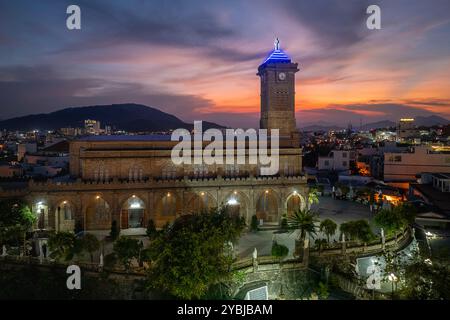 29. April 2024: Nächtlicher Blick auf die Nui-Kirche in Nha Trang, Vietnam Stockfoto