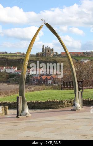 Whale Jawbone in Whitby, Großbritannien. Whitby Abbey ist am Horizont zu sehen, mit dem Fluss Esk dazwischen. Stockfoto