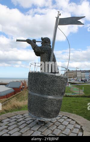 Wire Statue in Whitby, Großbritannien. Seemann blickt durch sein Teleskop aufs Meer Stockfoto